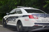 Il vole son ancienne voiture sous le nez des policiers!